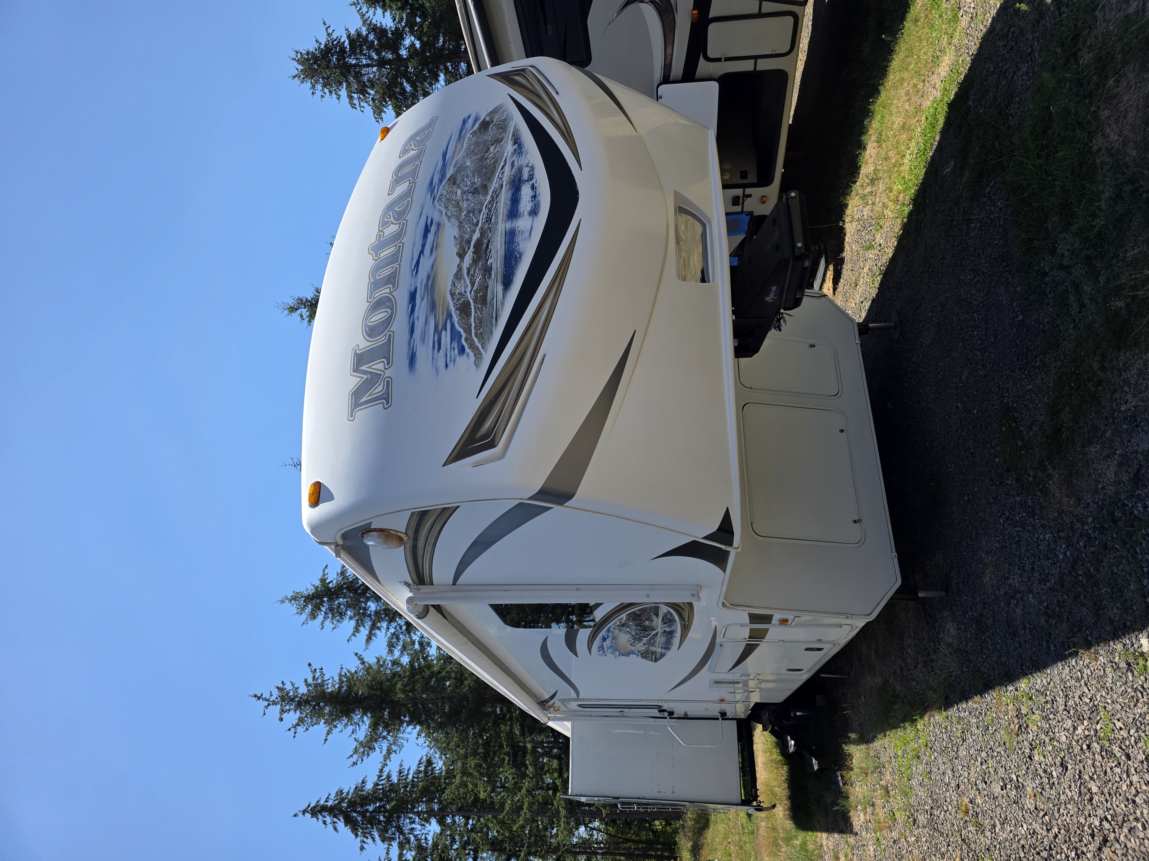 2014 Keystone Montana 3725RL featured photo